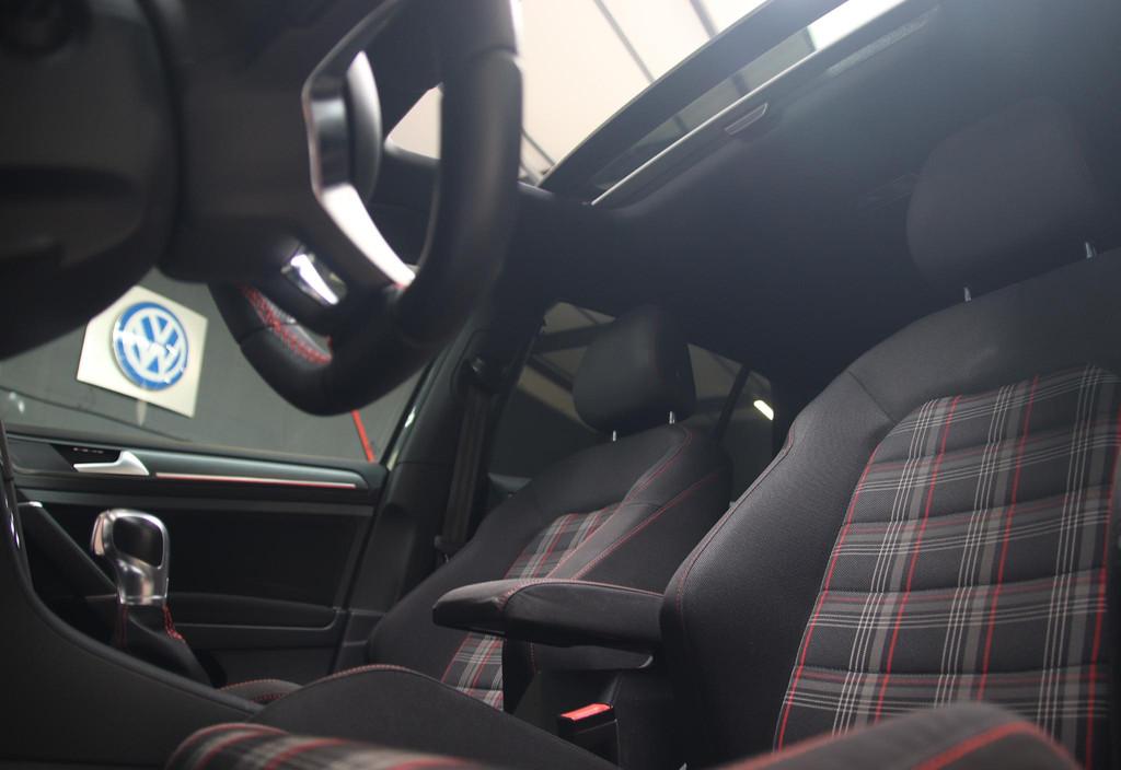 Volkswagen Golf 2.0 TSI GTI PERFORMANCE PANO-VIRTUAL-KEYLESS, Stof, Gebruikt, Euro 6, 4 cilinders