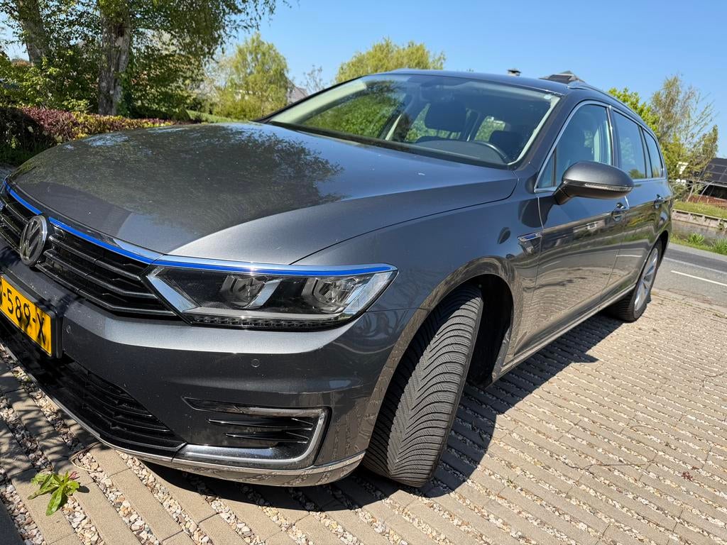 VW Passat GTE Connected 2016 - NIEUWE DSG (Garantie), Stof, Zwart, 1600 kg, 93 €/maand