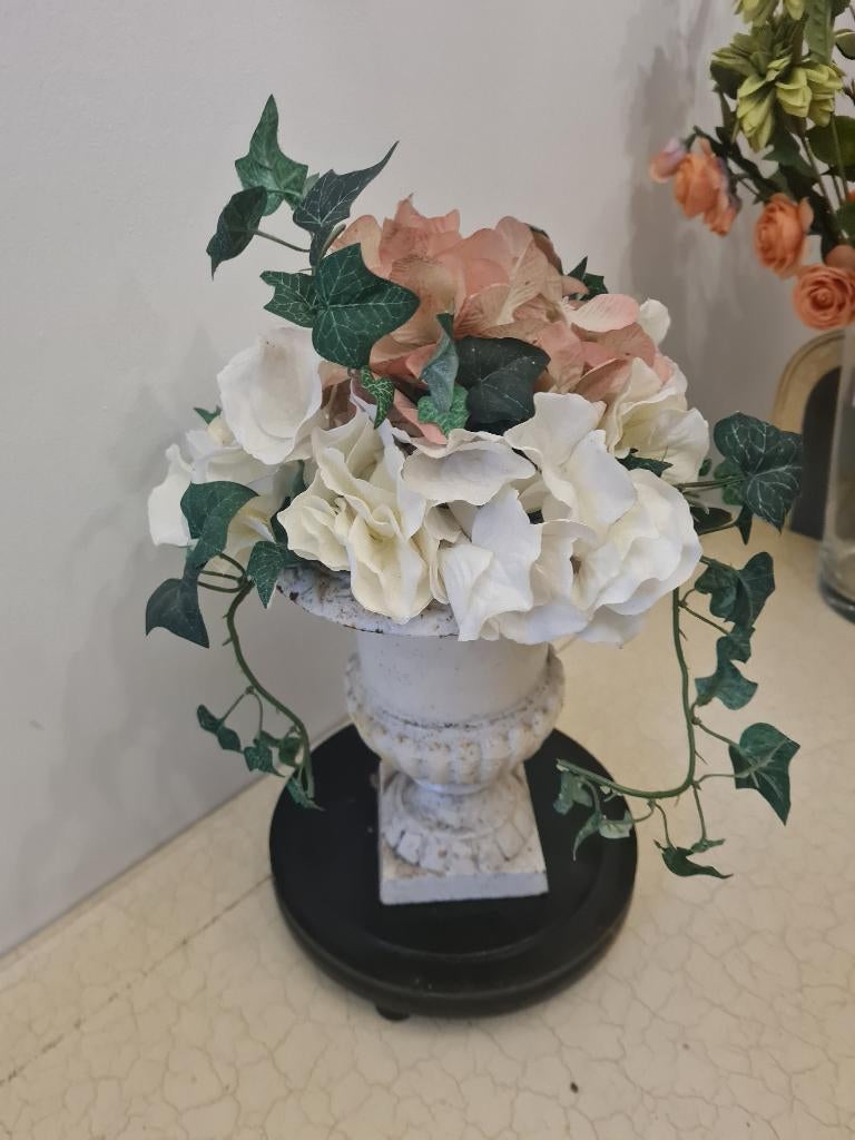 Oude gietijzeren tuinvaas met kunst hortensia, Ophalen of Verzenden