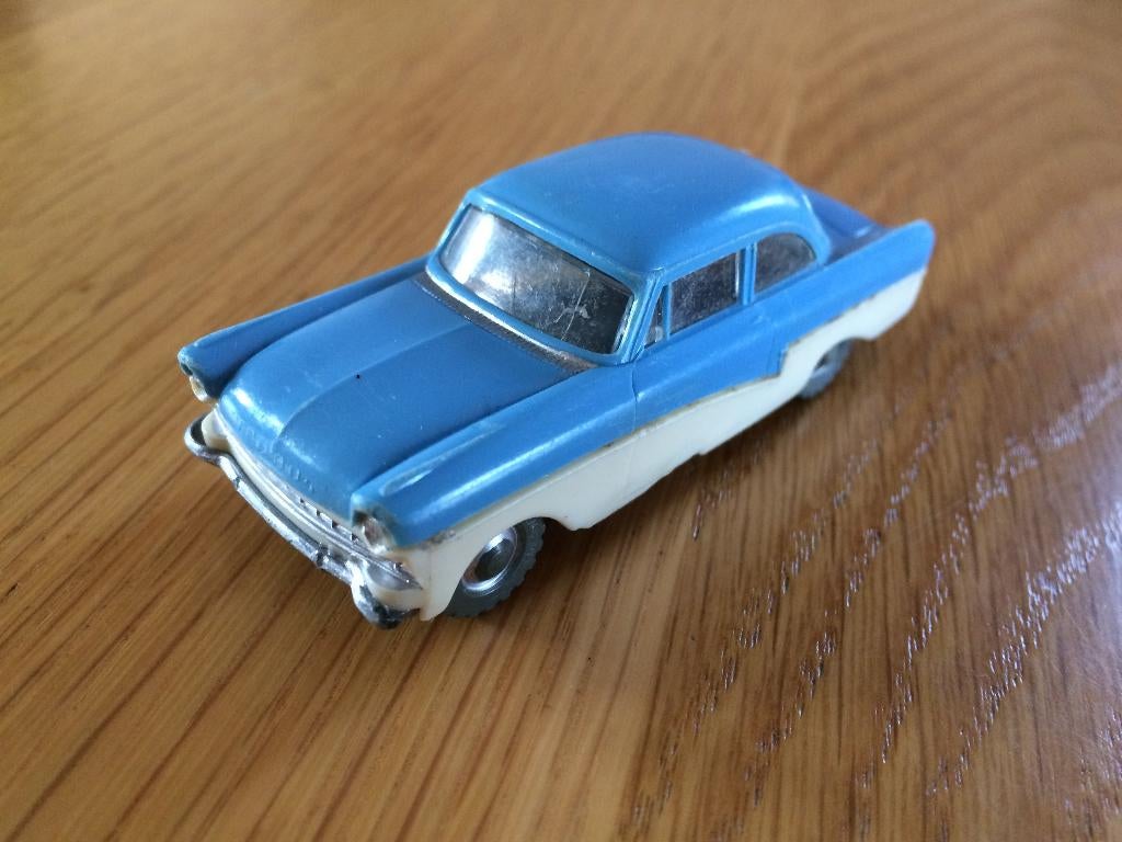 RUILEN: oude plastic Ford Taunus 17M miniatuur van SIKU, Hobby en Vrije tijd, Modelauto's | Overige schalen, Ophalen of Verzenden