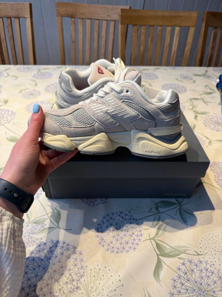 New Balance 9060 - Vallen klein uit, Ophalen of Verzenden, Nieuw, Grijs, Sneakers of Gympen