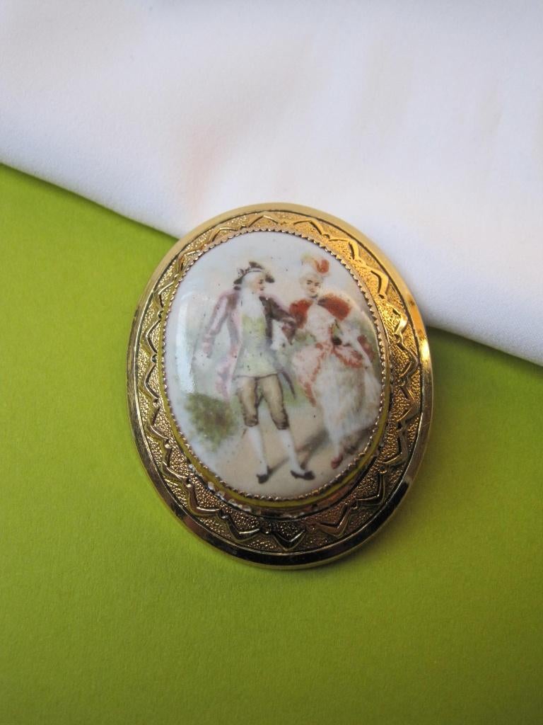 Broche camee met porselein frans tafereeltje/hofmakerij, Verzenden, Gebruikt, Overige kleuren, Overige materialen