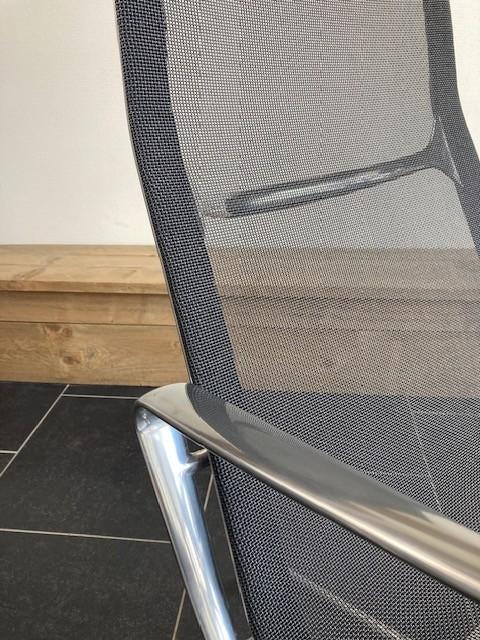 Vitra Eames EA 116 fauteuil, aluminium, antraciete netweave, Vitra, Minder dan 75 cm, Design, Ophalen of Verzenden