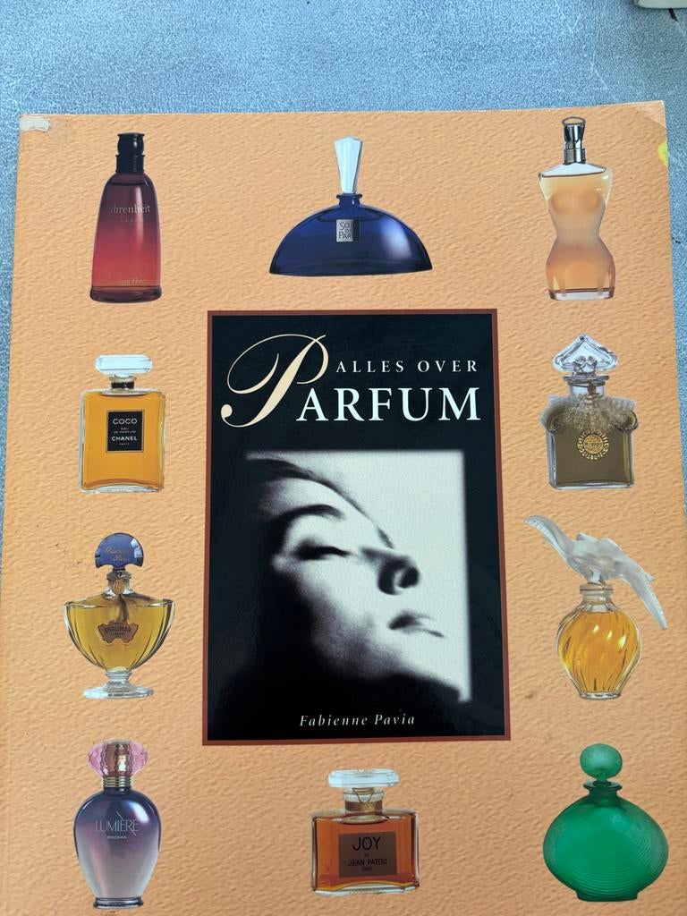 Alles over parfum - Fabienne Pavia, Boeken, Ophalen of Verzenden, 20e eeuw of later, Gelezen