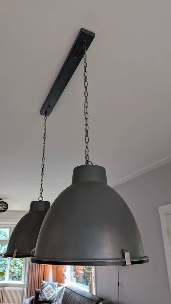 Twee grote industriële hanglampen, 90cm lang, Ø 42cm, Huis en Inrichting, Lampen | Hanglampen, Zo goed als nieuw, 75 cm of meer