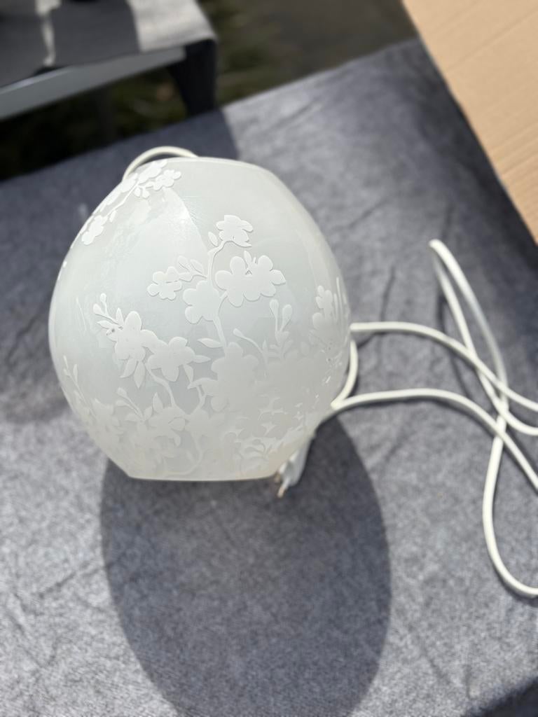 IKEA FADO tafellamp met bloemmotief, Ophalen, Zo goed als nieuw