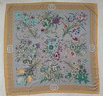 Mooie sjaal met logo Gucci, Kleding | Dames, Ophalen of Verzenden, Zo goed als nieuw, Maat 46/48 (XL) of groter, Sjaal