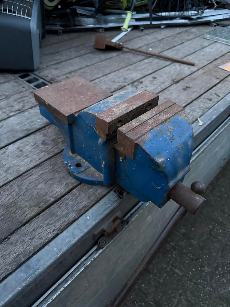 Ouderwetse degelijke bankschroef, Ophalen, Gebruikt