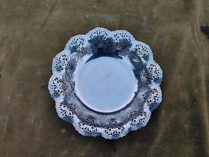 Verzilverde bonbonschaal met ajour gezaagde rand., Antiek en Kunst, Antiek | Goud en Zilver, Zilver, Verzenden