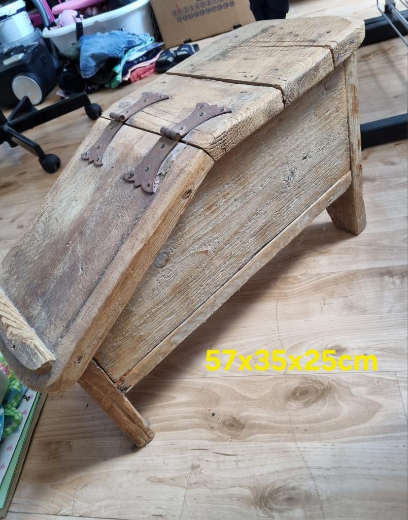 Houten kistje met metalen scharnieren, Ophalen