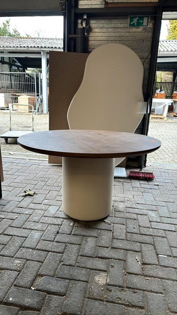 Eettafel rond 125 x 73 cm betoncire poot fineer eiken blad, Huis en Inrichting, Tafels | Eettafels, Nieuw, 100 tot 150 cm, Rond