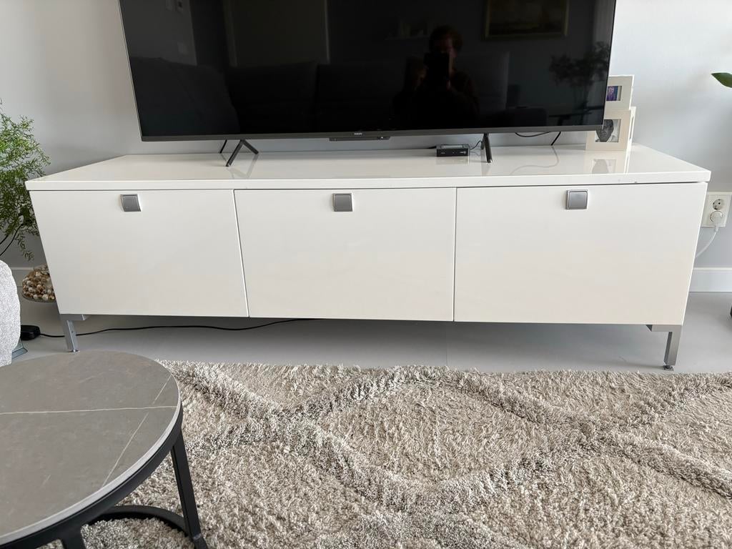 2 dressoirs hoogglans wit met stalen pootjes, Huis en Inrichting, Kasten | Dressoirs, Ophalen, Gebruikt, 150 tot 200 cm, Metaal