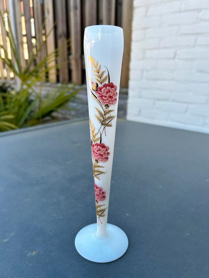 Slank glazen vaasje met bloemmotief, Antiek en Kunst, Antiek | Vazen, Ophalen of Verzenden