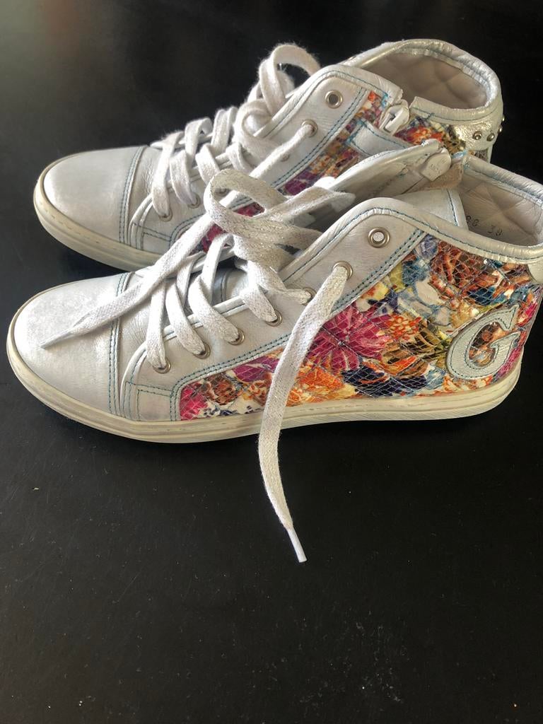 Leuke sneakers van het merk giga maat 38, Kinderen en Baby's, Kinderkleding | Schoenen en Sokken, Ophalen of Verzenden, Zo goed als nieuw