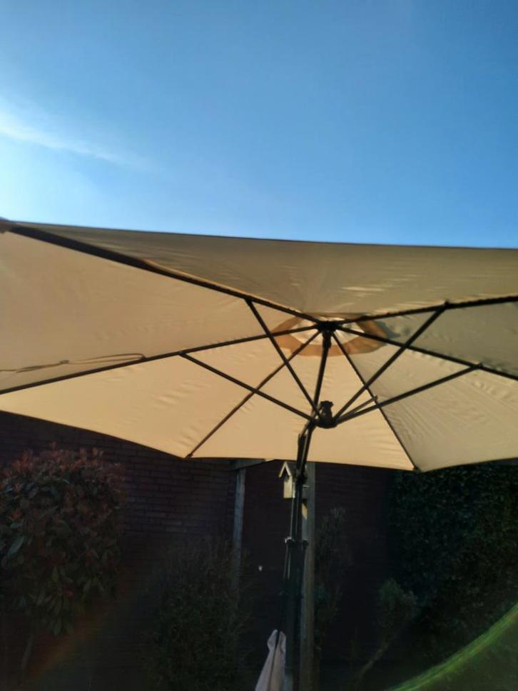 Grote zweefparasol met voet - Ideaal voor tuin of terras, Tuin en Terras, Parasols, Gebruikt, Zweefparasol, Kantelbaar, Verstelbaar