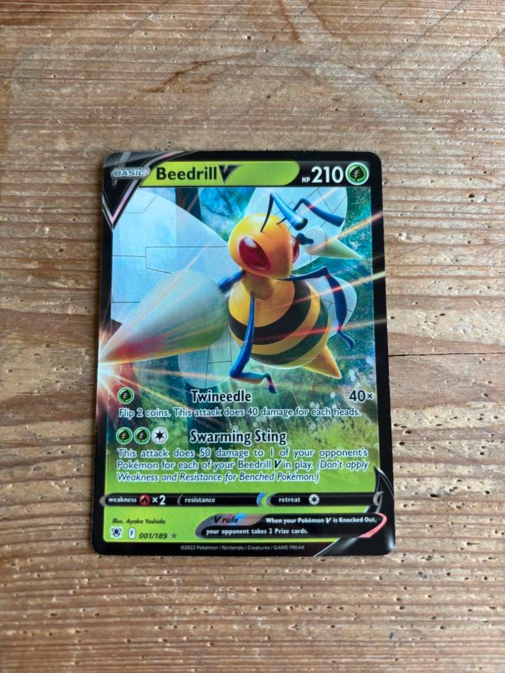 Pokémon Kaart Beedrill V 001/189 - Zo goed als nieuw, Hobby en Vrije tijd, Verzamelkaartspellen | Pokémon, Zo goed als nieuw, Losse kaart