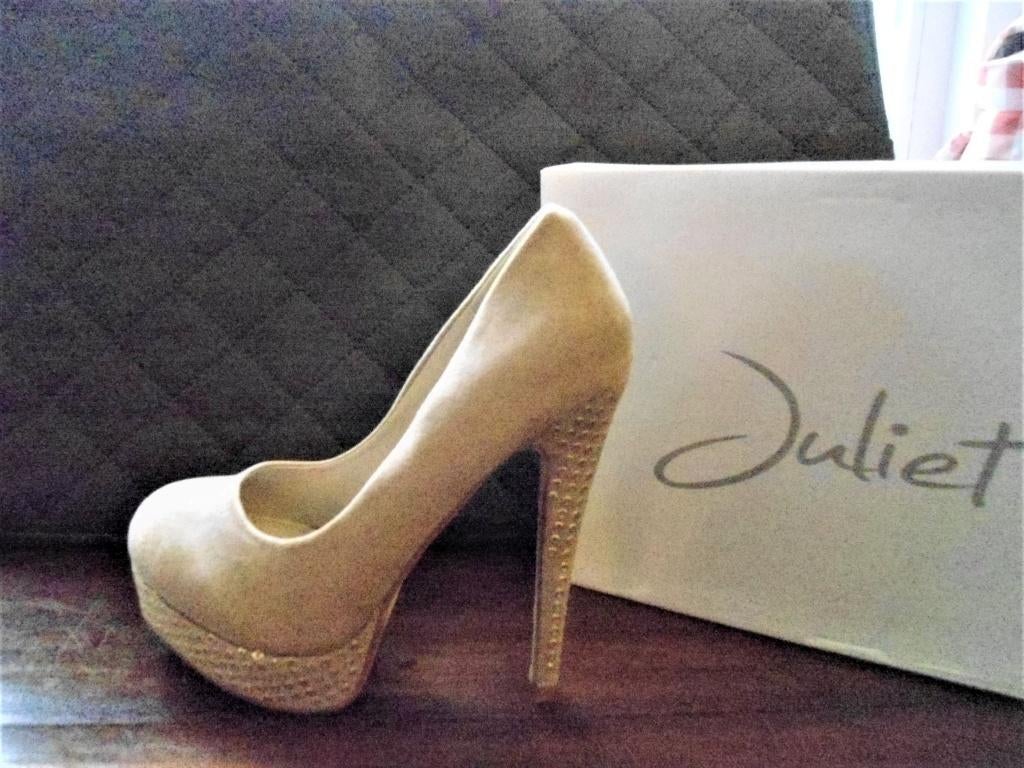 Velourse plateaupump met goeden ringetjes maat 39, Kleding | Dames, Schoenen, Ophalen, Pumps, Beige, Nieuw