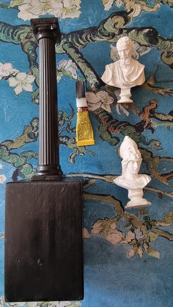 antiek beeld op pilaar, Antiek en Kunst, Buste, Ophalen of Verzenden, 20 - 50 cm, Overige materialen