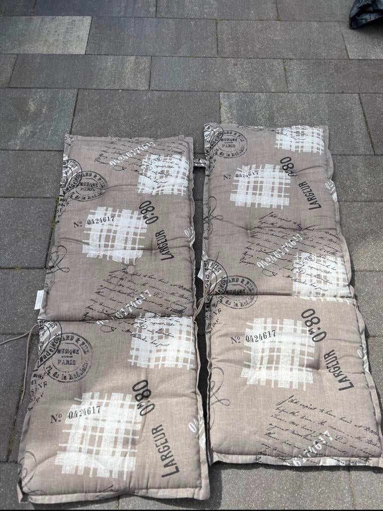 Twee grijze tuinkussens met print, Tuin en Terras, Tuinmeubel-accessoires, Ophalen, Gebruikt