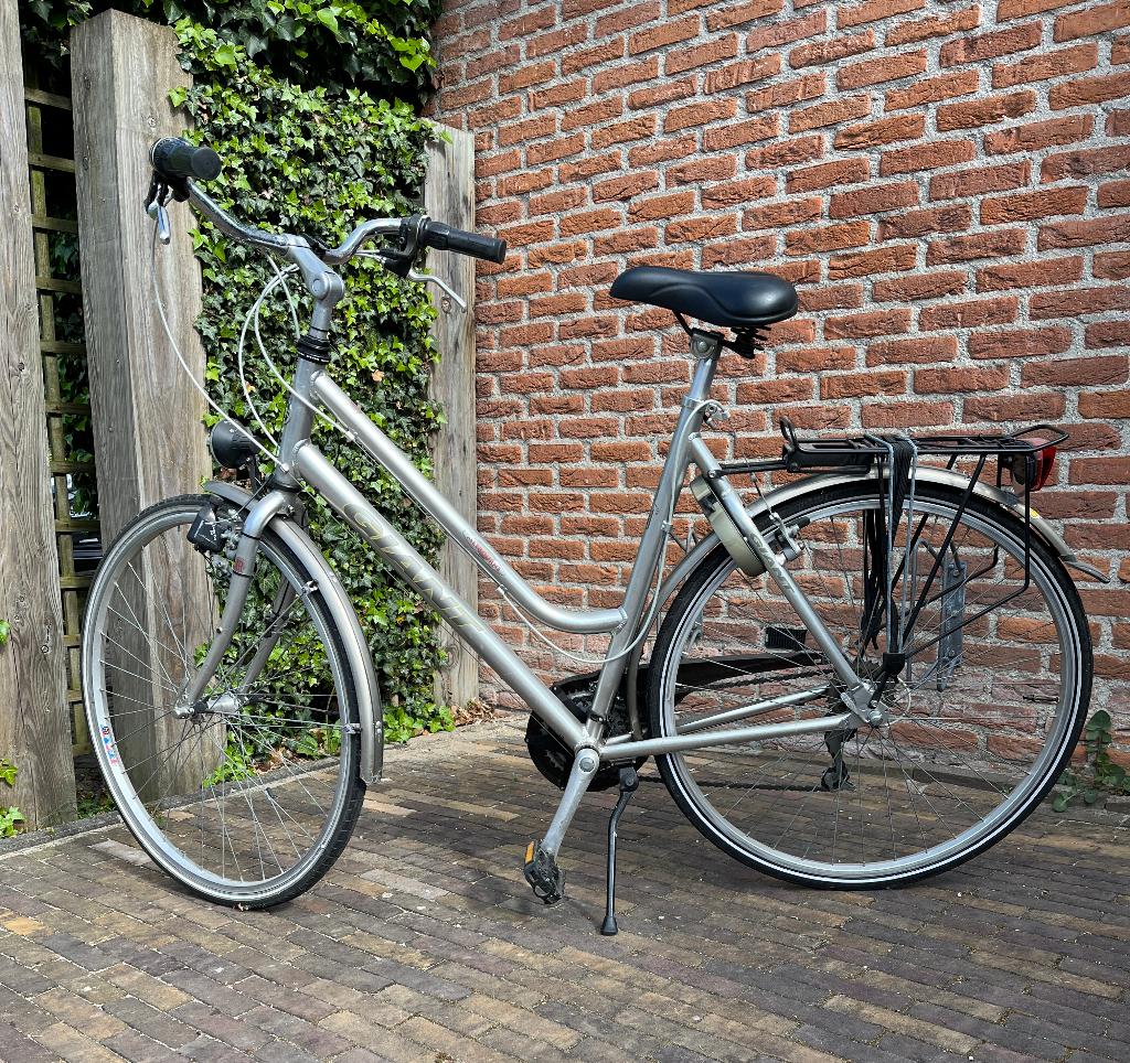 Giant 28' damesfiets 18 versnellingen framehoogte 57 cm, Fietsen en Brommers, Fietsen | Dames | Damesfietsen, Ophalen, Gebruikt