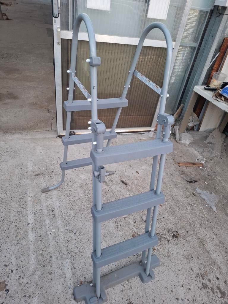 Veiligheidstrap voor staand zwembad - Hoogte 1.41m, Ophalen, Gebruikt, Opzetzwembad, 120 cm of meer