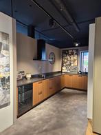 Luxe Rotpunkt showroomkeuken Walnut met natuursteen blad, Ophalen, Bruin, Hoekkeuken, Graniet of Steen