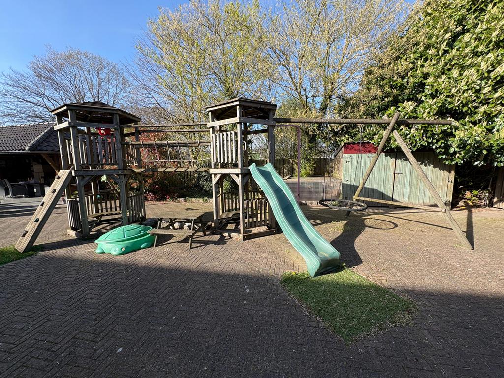 Houten Speeltoestel met Glijbaan, Schommels en Zandbak., Ophalen, Gebruikt, Glijbaan