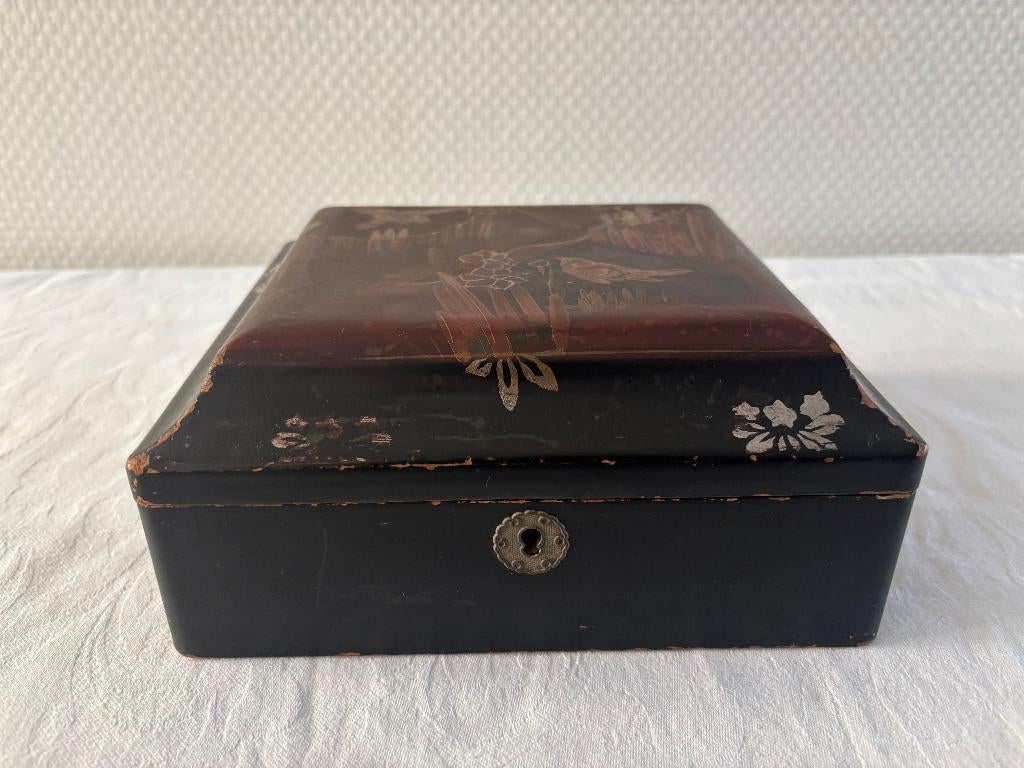 Art Deco Japans lakkistje met floraal patroon met vogels., Ophalen of Verzenden