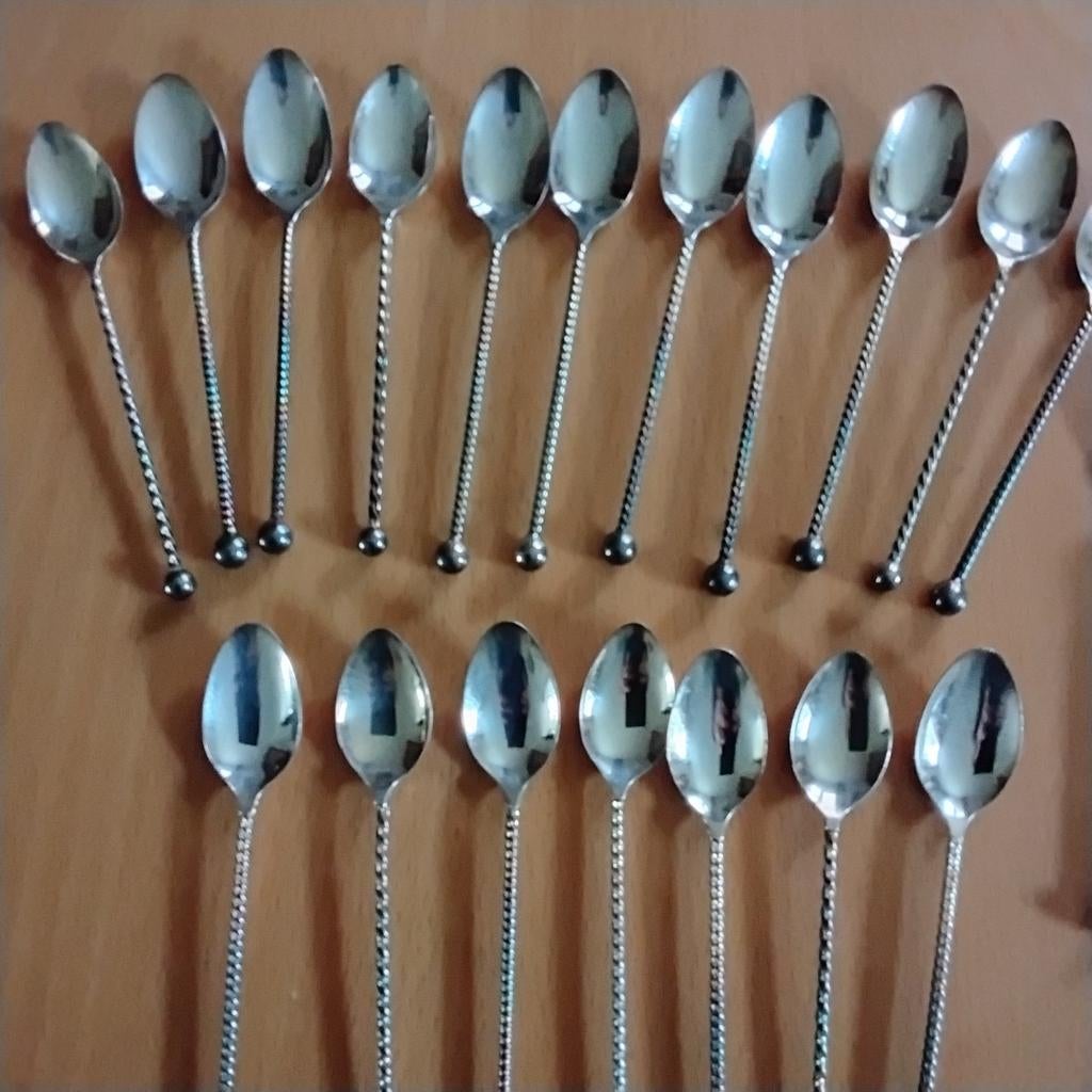 Verzilverde 18 theelepeltjes, 6 taartvorkjes en suikerschep, Ophalen of Verzenden, Zilver