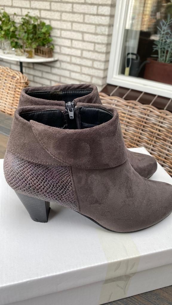 Enkellaarsjes Grijs Suède Maat 40, Kleding | Dames, Schoenen, Lage of Enkellaarzen, Pescara, Ophalen of Verzenden, Zo goed als nieuw