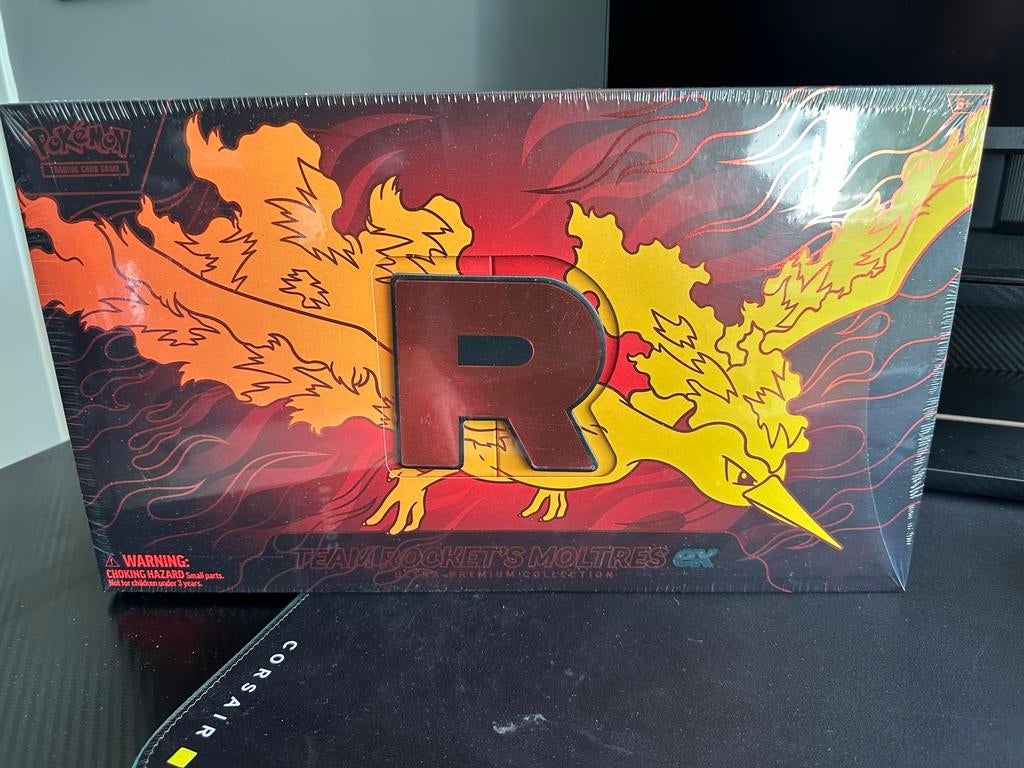 Pokémon Team Rocket's Moltres ex Premium Collection, Ophalen of Verzenden, Nieuw, Boosterbox, Foil