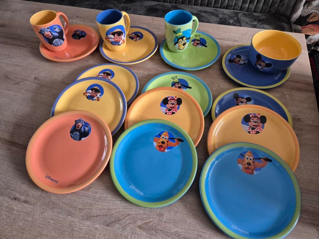 Disney servies met 13 bordjes, 1 kom en 3 mokken, Huis en Inrichting, Keuken | Servies, Gebruikt, Ophalen of Verzenden, Bord(en)