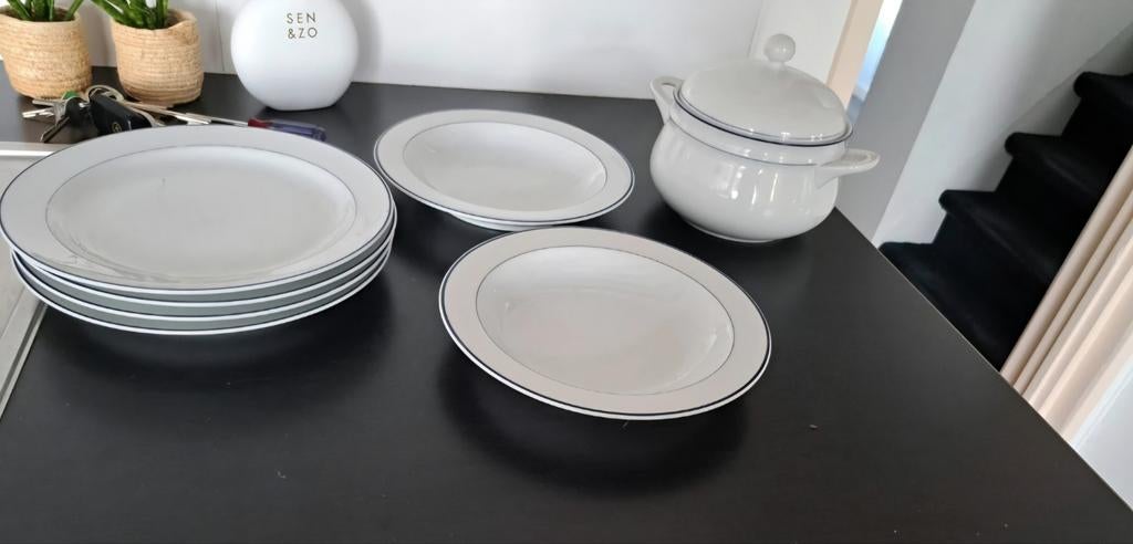 Arzberg Wit servies met blauwe rand, Keramiek, Ophalen of Verzenden, Zo goed als nieuw, Bord(en)