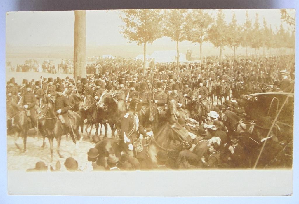 Fotokaart militairen met kolbal en kepi, huzaren defilé 1905, Ophalen of Verzenden, Voor 1920, Ongelopen, Gelderland