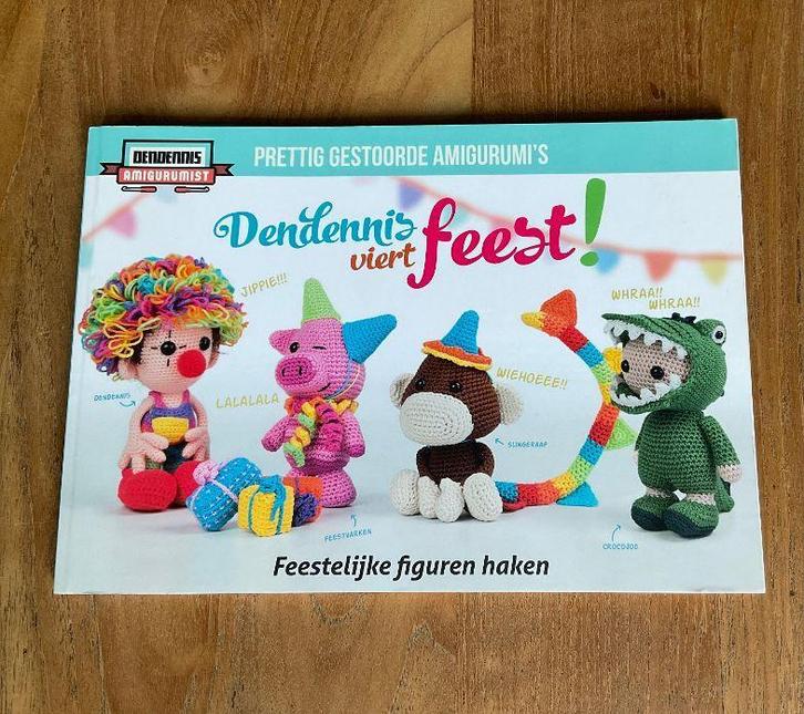 dendennis viert feest feestelijke figuren haken amigurumi's, Hobby en Vrije tijd, Breien en Haken, Nieuw, Haken, Patroon of Boek