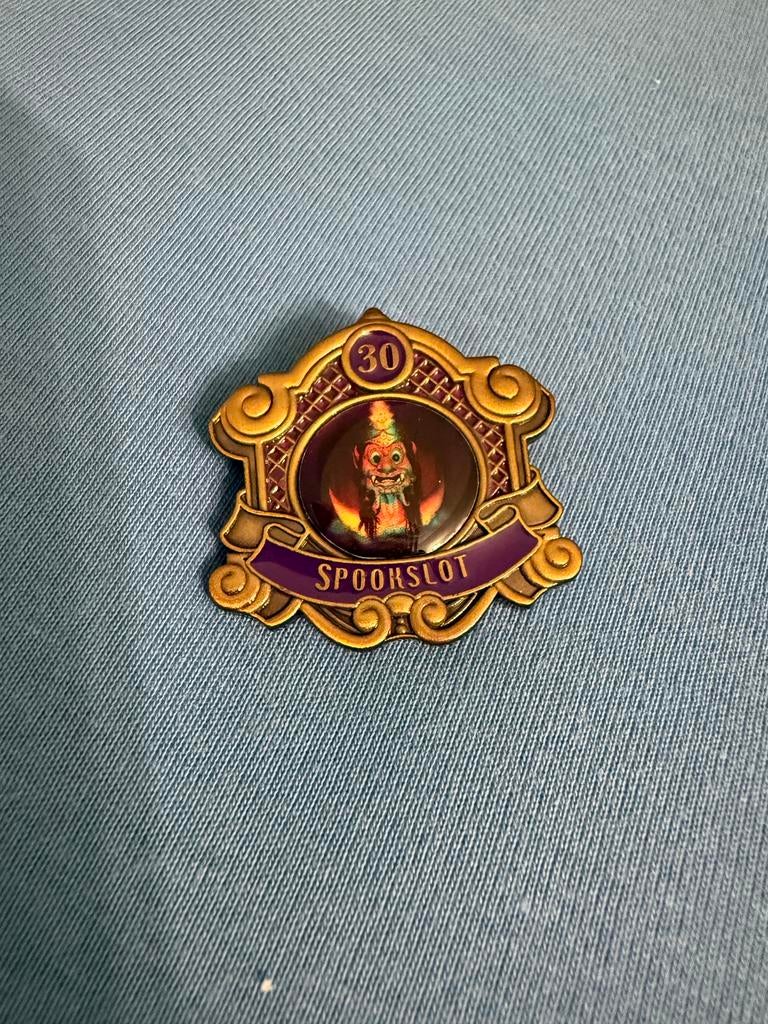 Efteling jubeleum pin spookslot 30 jaar, Ophalen of Verzenden, Zo goed als nieuw, Button of Speldje