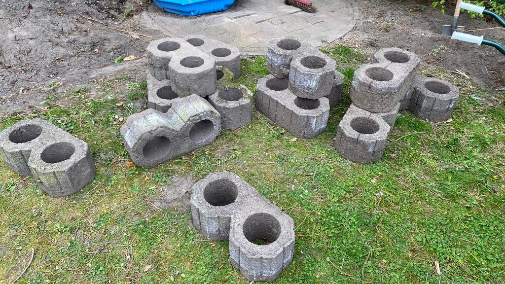 Gratis afhalen! 13 betonbakken met gaten voor bloemen, Tuin en Terras, Bloembakken en Plantenbakken, Ophalen, Steen, Gebruikt