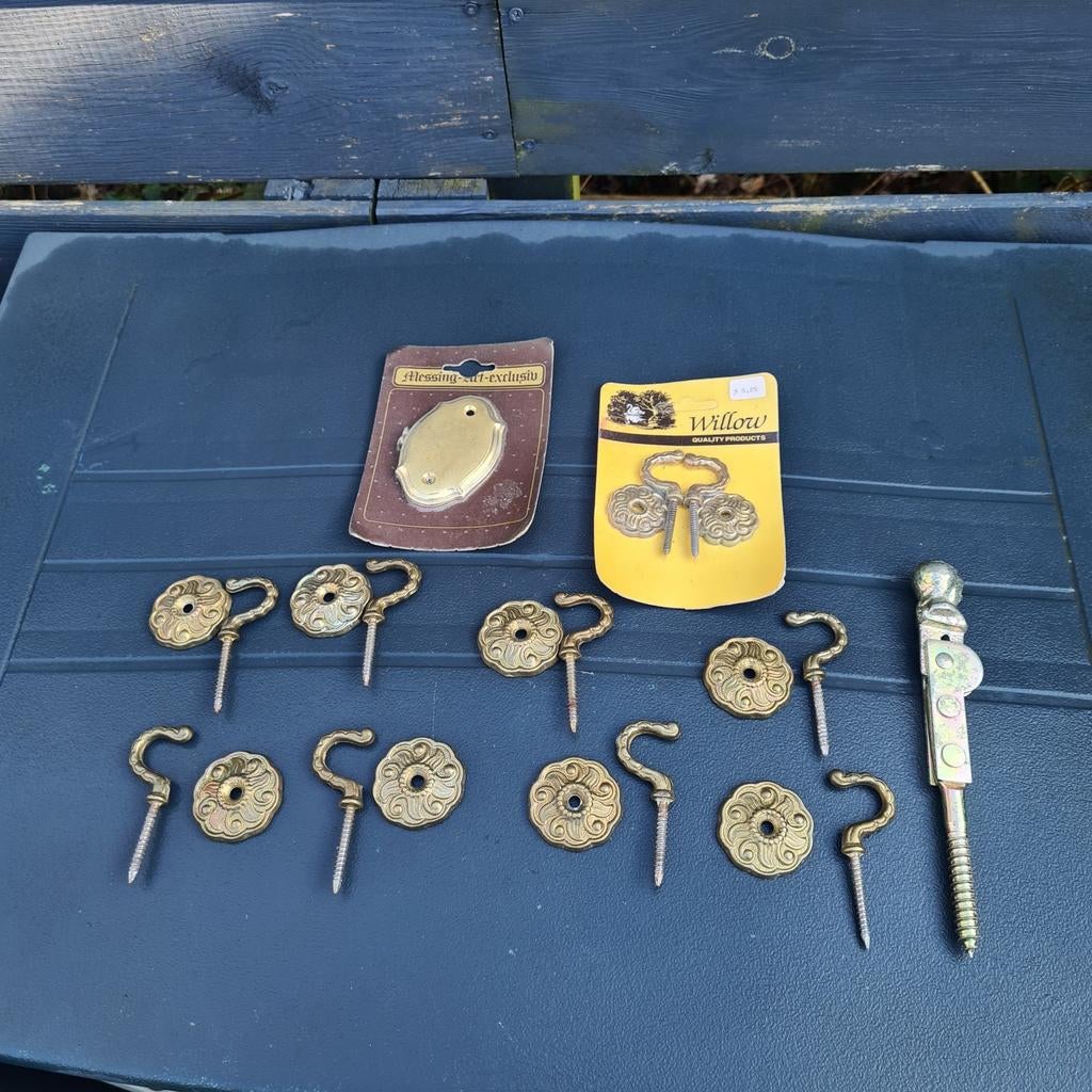 Diverse messing beslag: haken, grendel en plaatje, Ophalen of Verzenden, Gebruikt, Koper of Messing, Overige typen