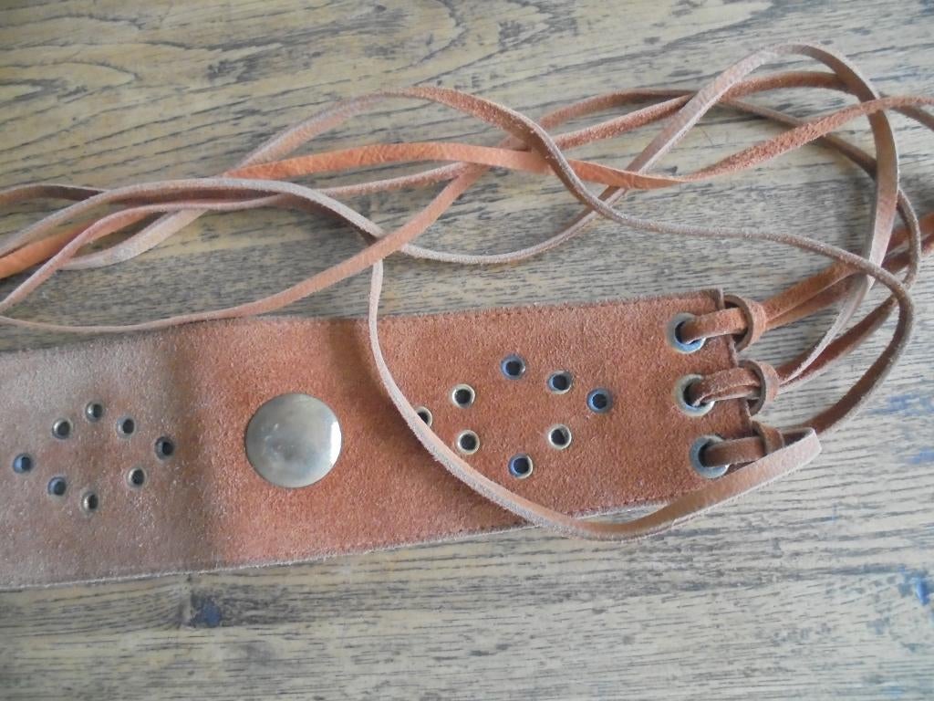 SUEDE RIEM OF BAND met koper knoppen, Bruin, Minder dan 80 cm, Echt leder, Tailleriem