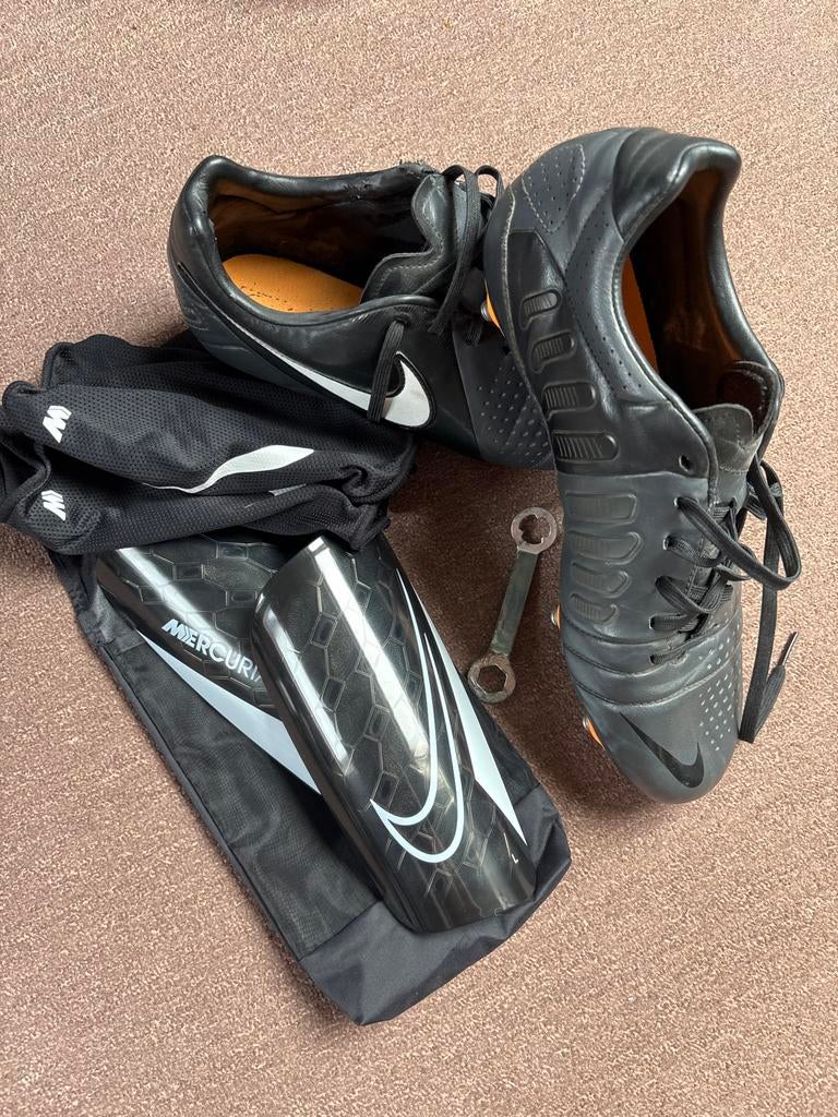 Nike voetbalschoenen met scheenbeschermers en sleutel, Maat L, Ophalen, Gebruikt, Schoenen