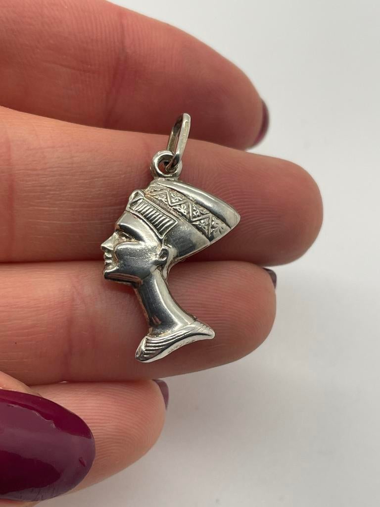 D552 Prachtige zilveren hanger nefertiti, Overige voorstellingen, Ophalen of Verzenden, X, Zilver