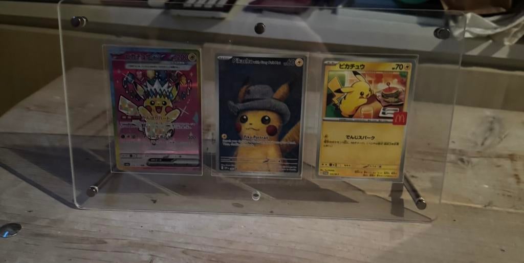 3 Pikachu’s inclusief standaard, Hobby en Vrije tijd, Verzamelkaartspellen | Pokémon, Ophalen of Verzenden, Nieuw
