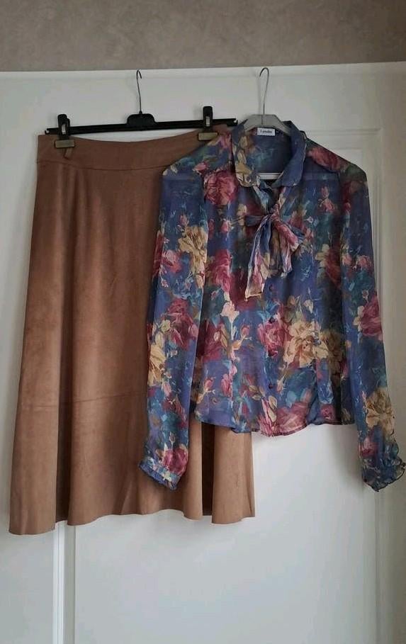 Stijlvolle dames set: suède midi rok & bloemenprint blouse, Lilytime, Lynde, Bruin, Maat 42/44 (L), Ophalen of Verzenden
