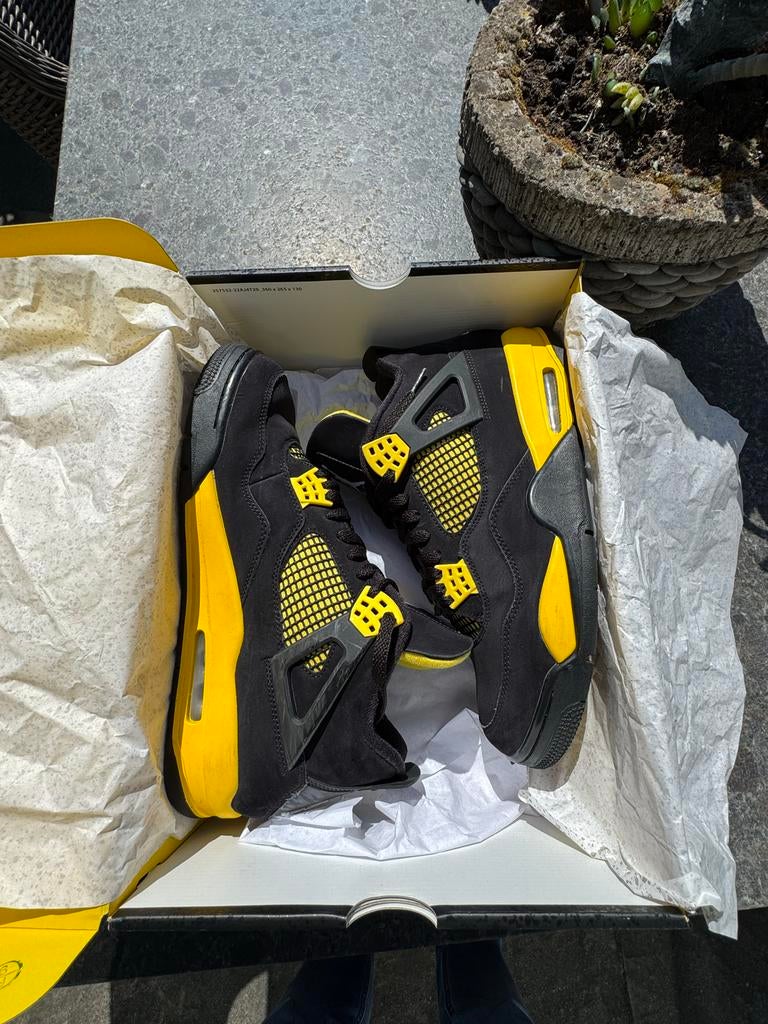 Air Jordan 4 Retro - US 12 Thunder, Zwart, Ophalen of Verzenden, Sneakers of Gympen, Zo goed als nieuw