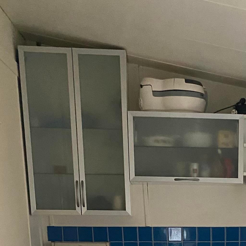 2 bovenkastjes ikea met glazen deuren en planken, Ophalen, Wit, 50 tot 100 cm, Zo goed als nieuw