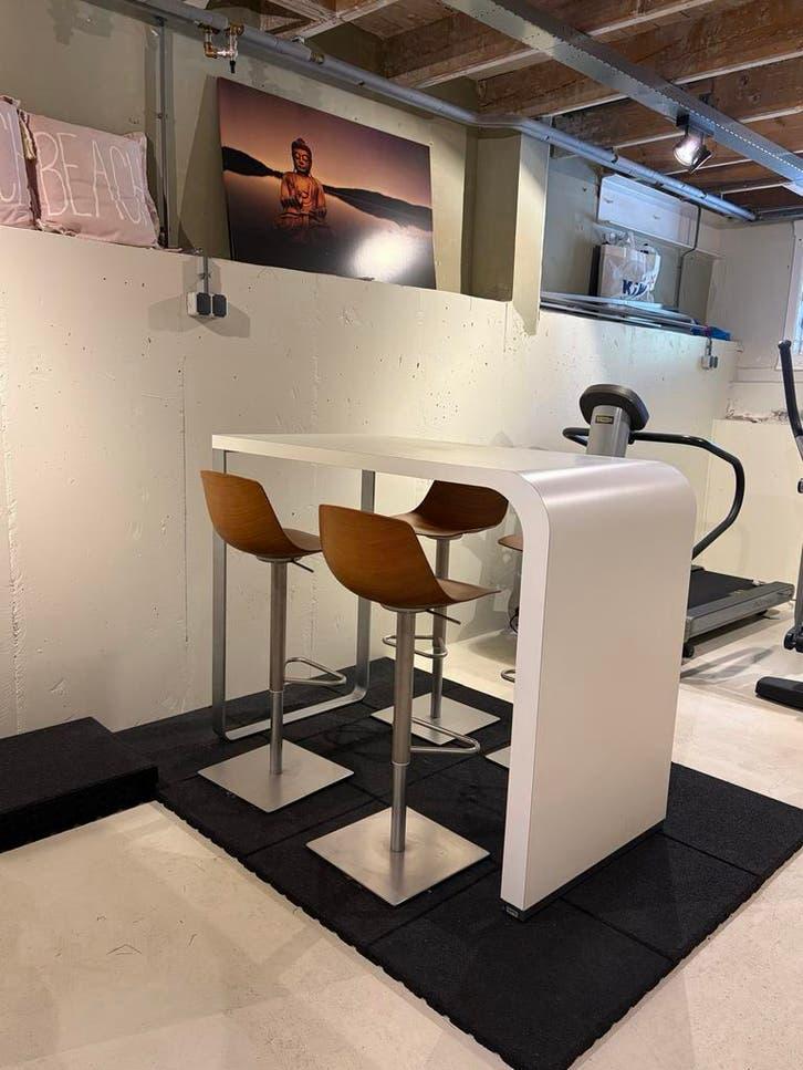 Lapalma Barmeubel (140x110x70) met 4 noten barkrukken, Huis en Inrichting, In hoogte verstelbaar, Ophalen of Verzenden, Zo goed als nieuw