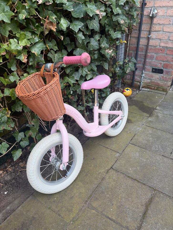 Roze loopfiets met mandje Janod Bikloon, Kinderen en Baby's, Speelgoed | Buiten | Voertuigen en Loopfietsen, Gebruikt, Loopfiets