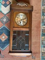 Antieke houten wandklok met gedetailleerd houtsnijwerk, Antiek en Kunst, Antiek | Klokken, Ophalen