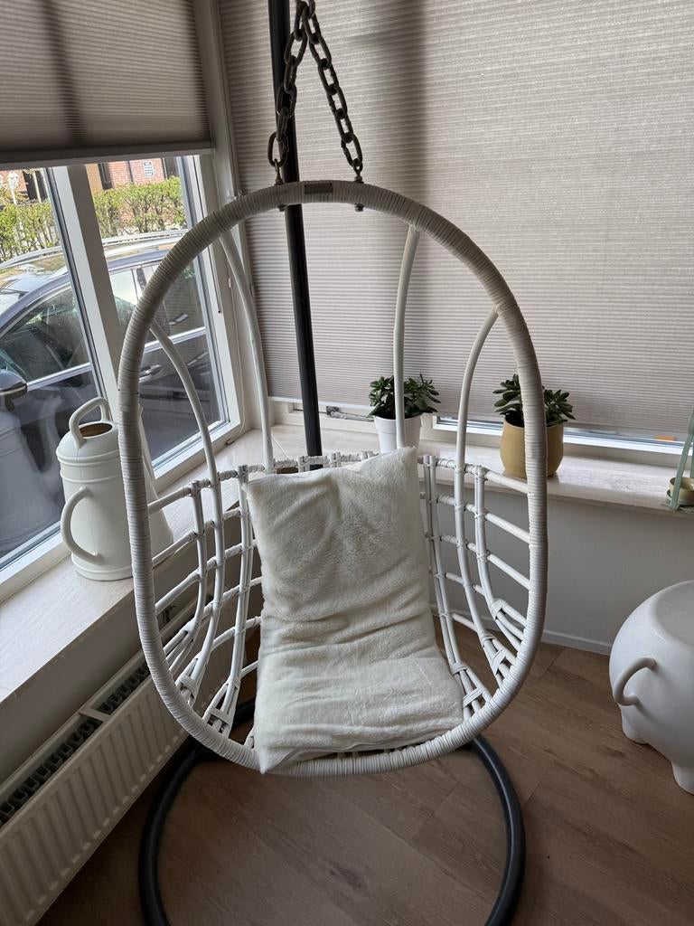 Sissy boy hangstoel met standaard egg chair rotan, Huis en Inrichting, Wit, Ophalen of Verzenden, Zo goed als nieuw, Metaal