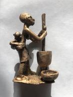Bronzen beeld Afrikaanse moeder met kind en vijzel, Ophalen of Verzenden